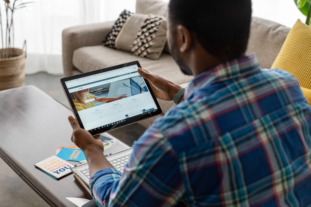 Ilustrasi pengguna situs lowongan kerja Linkedin. (sumber: Unsplash)