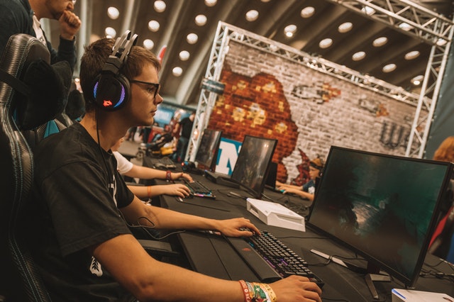 Ilustrasi seseorang yang sedang live streaming game. (sumber: Pexels)