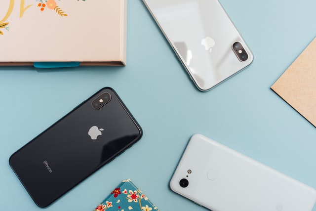Ilustrasi smartphone dengan dukungan 5G. (sumber: Unsplash)