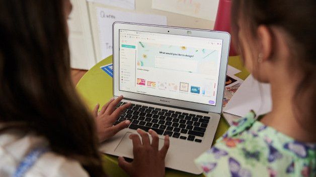 Ilustrasi seseorang yang tengah membuat desain grafis di Canva. (Sumber: teachlearning.com)