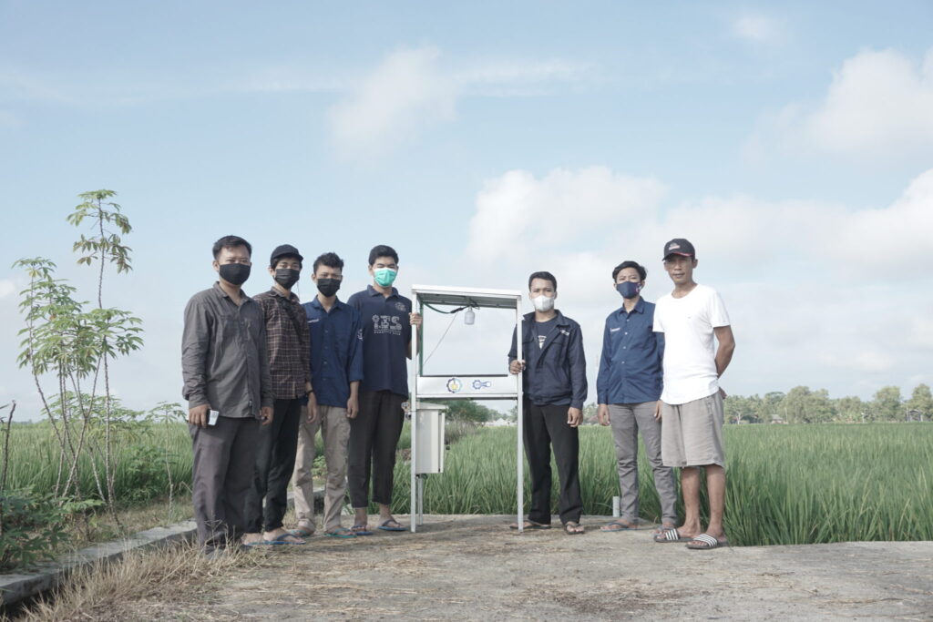 Mahasiswa ITS menciptakan alat pembasmi hama bertenaga surya. (Sumber: laman resmi ITS)