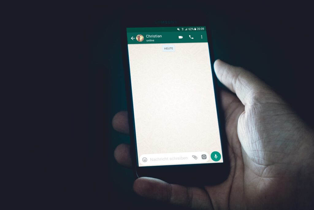 Ilustrasi 3 tips mudah menjaga privasi online di WA. (Sumber: Unsplash)