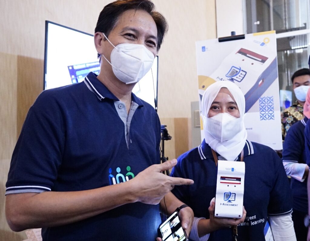 Aplikasi i-Assessment diperkenalkan oleh Rektor ITS & Sekertaris ITS (Sumber: Doc. ITS)